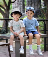 Conjunto niño en tela algodón estampado dinosaurio, en bermuda burda estampada.